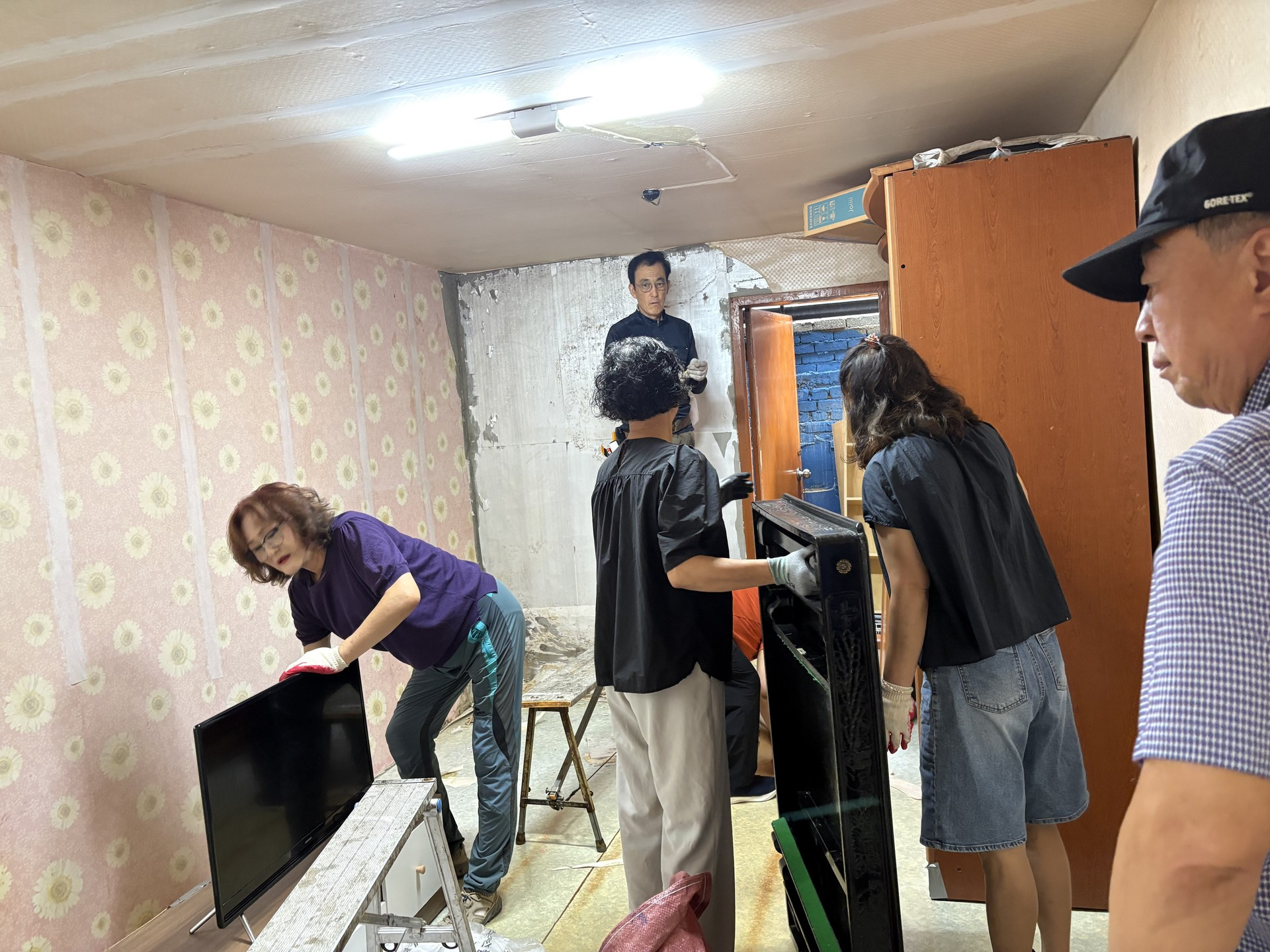 “집이 환해졌어요”… 속초 주거환경개선봉사단, 홀몸 어르신 집수리